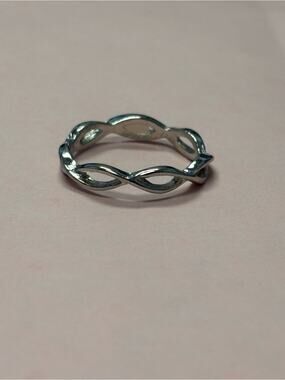 Silver Tone Infinity Twist Ring – Size 7 / 17mm – NWOT ✨